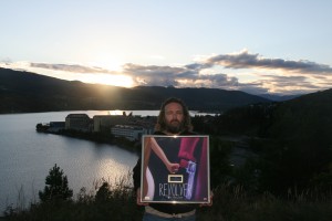 Njål Frode Lie med gullplate, Notodden i bakgrunnen